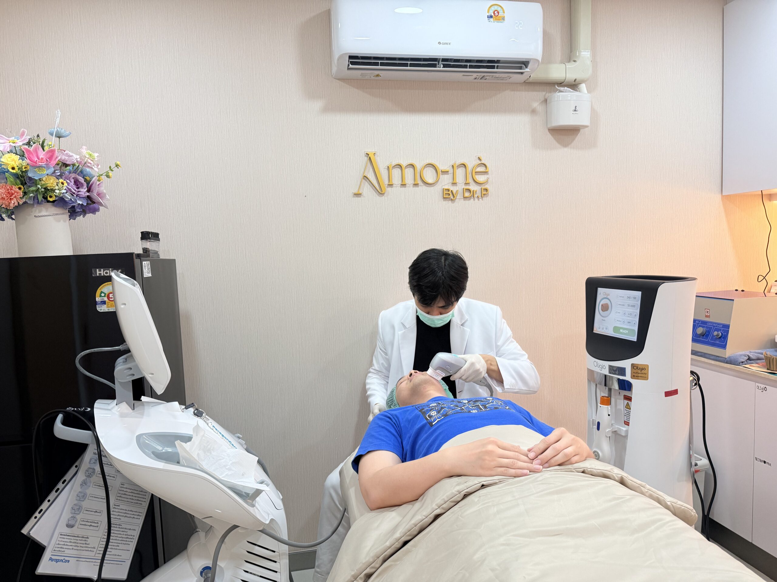 คลินิกความงาม Amo-nè By Dr.P แพทย์กำลังทำหัตถการบนใบหน้าผู้ป่วยด้วยเครื่องมือเลเซอร์