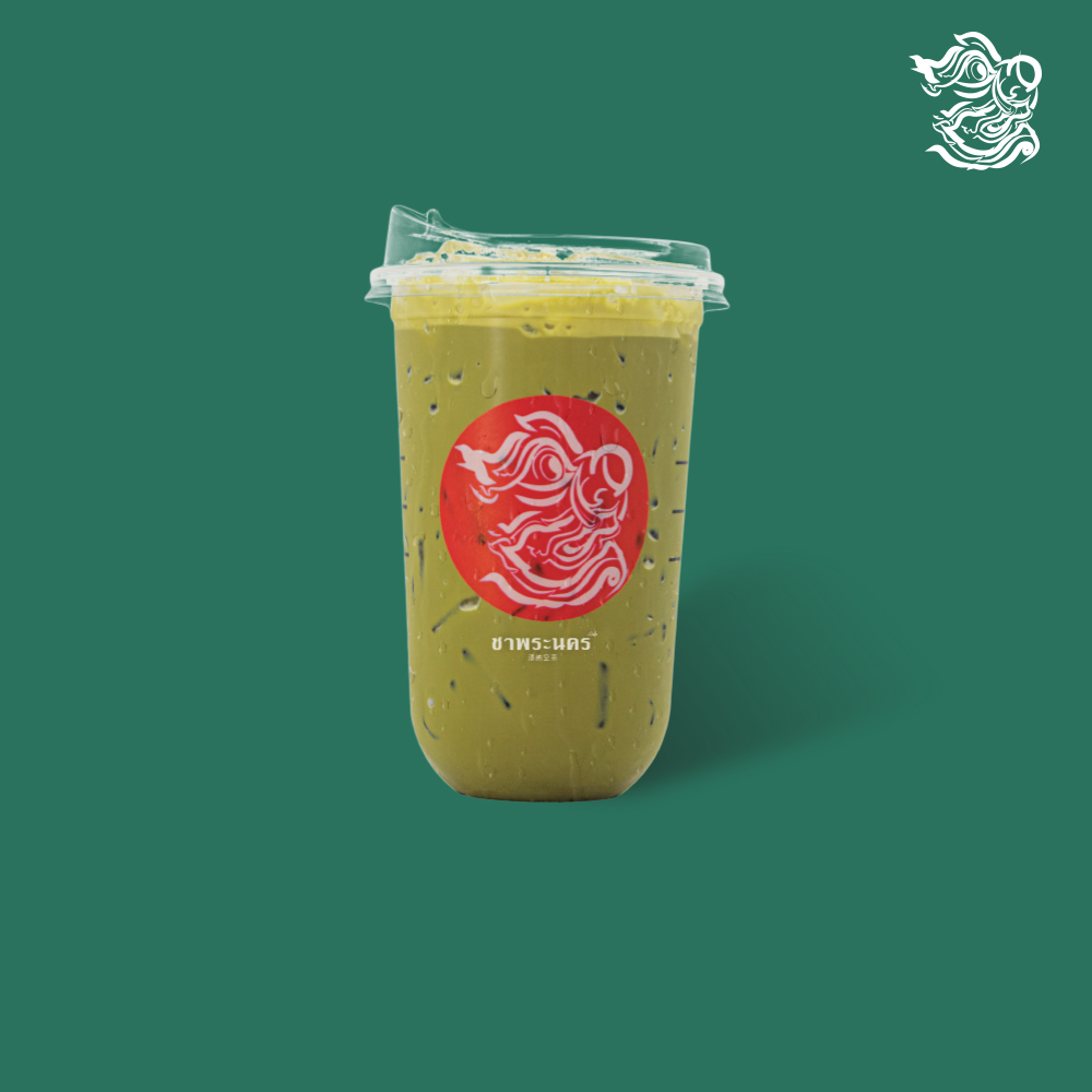 ชาเขียวเย็นใส่นมในแก้วพลาสติกของร้านชาพระนคร บนพื้นหลังสีเขียว