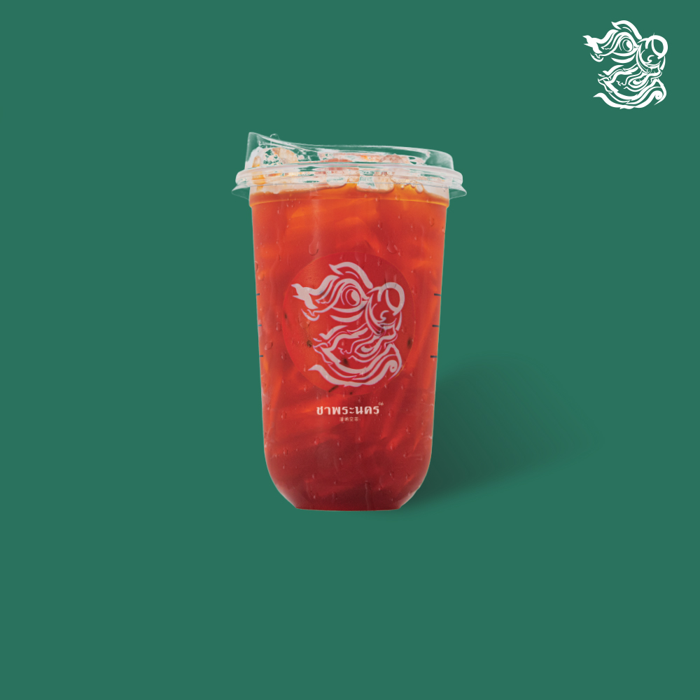 ชาพระนคร ชาไทยเย็นสีแดงในแก้วพลาสติกใส พร้อมโลโก้รูปสิงห์สไตล์ไทย บนพื้นหลังสีเขียว