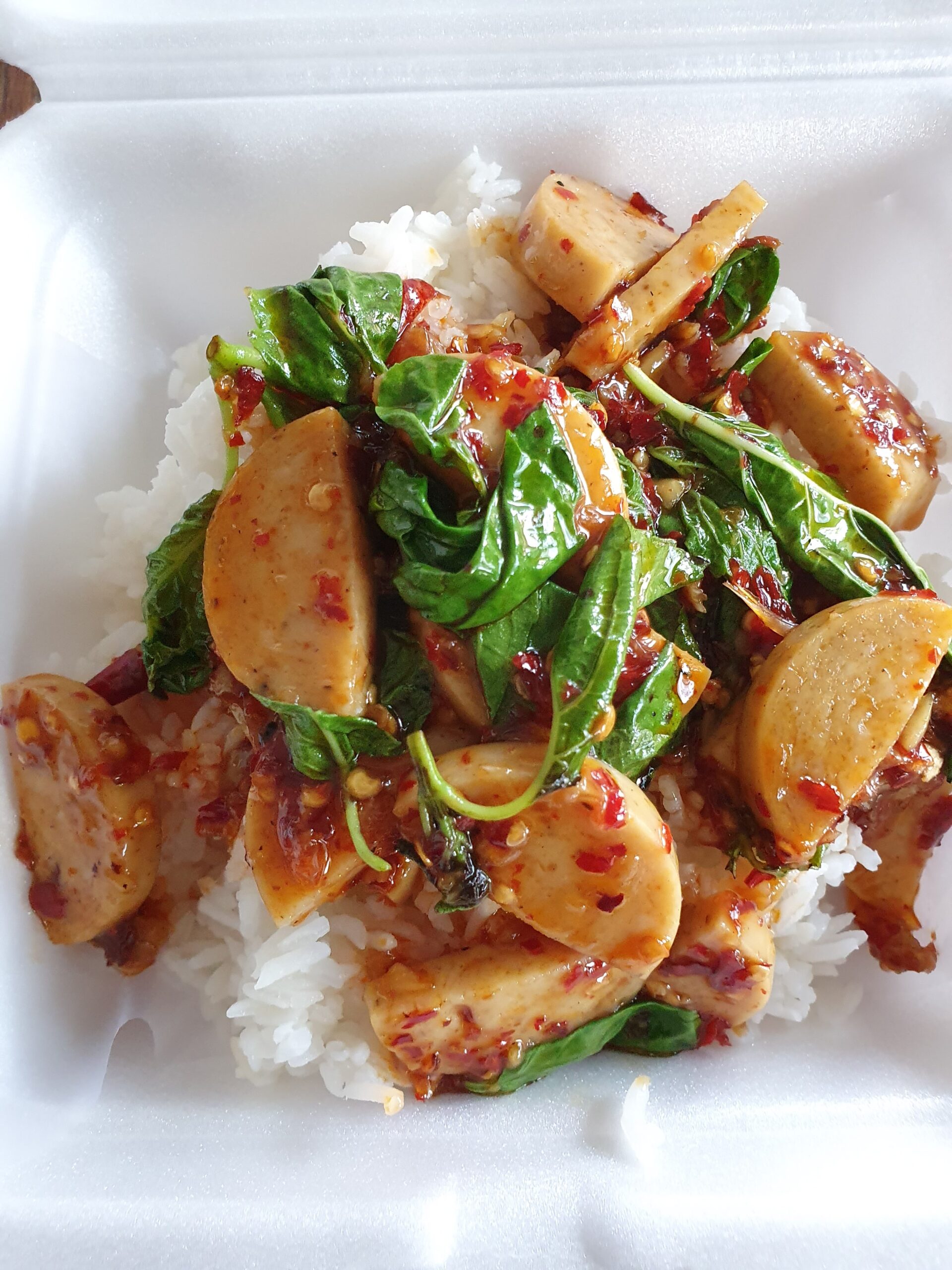ข้าวราดกุนเชียงผัดกะเพราพริกแห้ง เสิร์ฟในกล่องโฟม