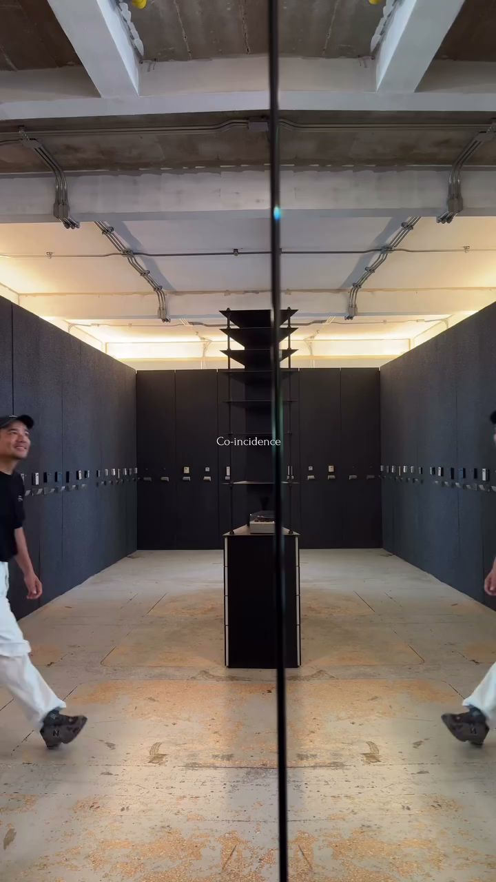 ภายในร้าน Co-incidence ตกแต่งสไตล์อินดัสเทรียลโทนสีดำ มีกระจกสะท้อนภาพและชั้นวางตรงกลาง