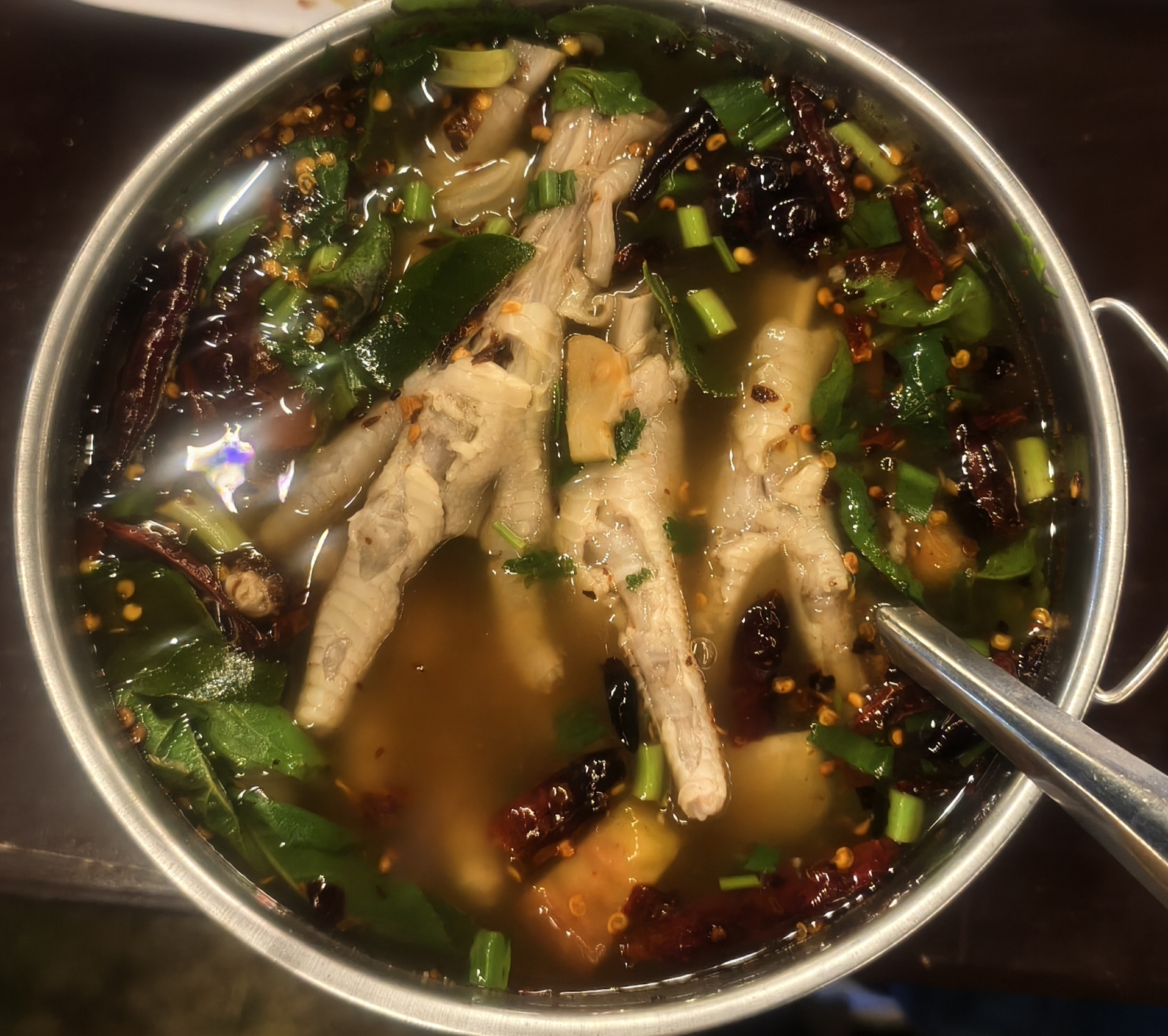 หม้อซุปตีนไก่ต้มเผ็ดกับพริกแห้งและต้นหอม เสิร์ฟในหม้อสแตนเลส