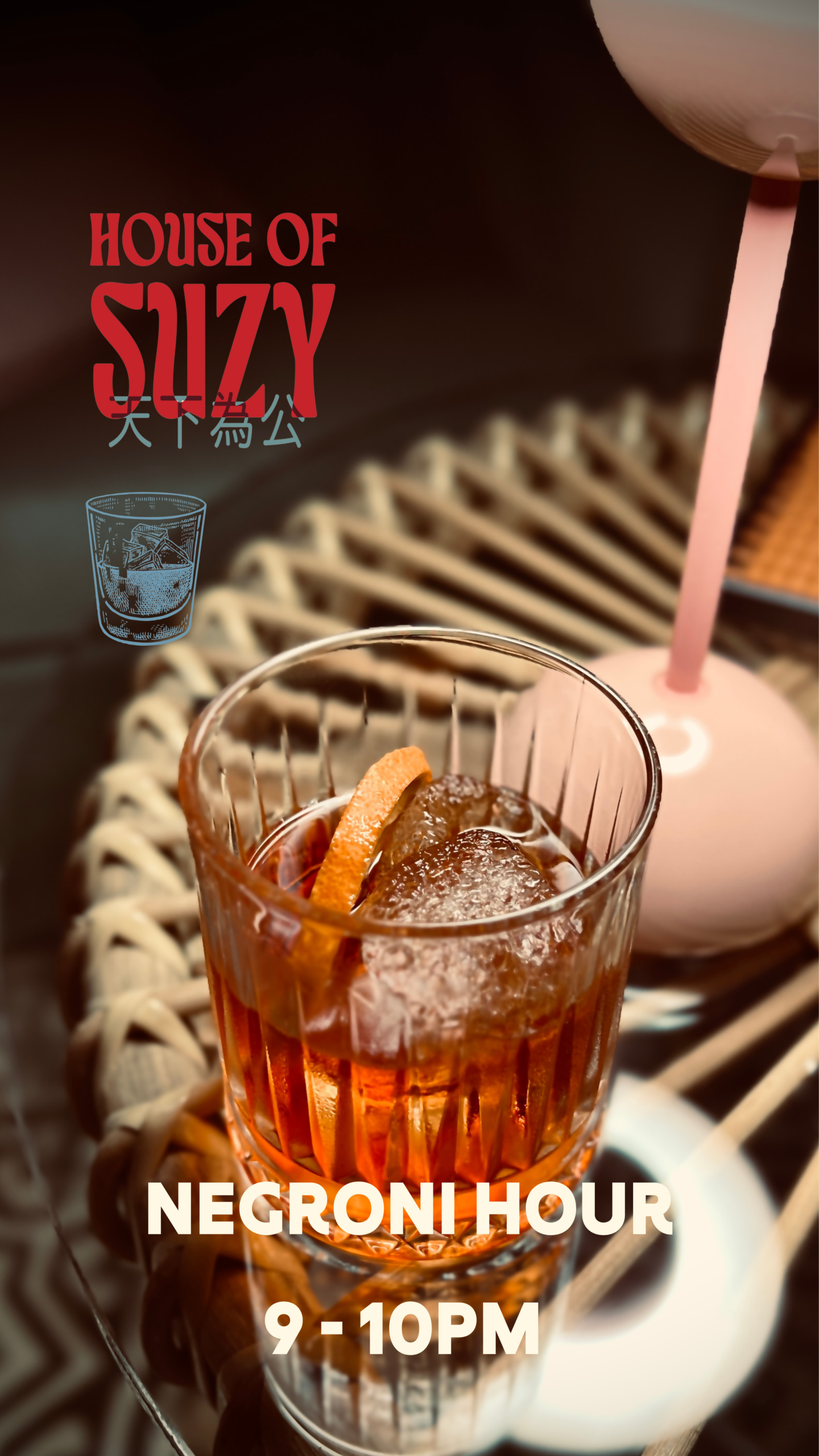 โปรโมชั่น Negroni Hour ที่ House of Suzy เครื่องดื่มค็อกเทลเนโกรนีในแก้วใสพร้อมน้ำแข็งและเปลือกส้ม วางบนถาดหวาย เสิร์ฟช่วง 9-10 โมงเย็น