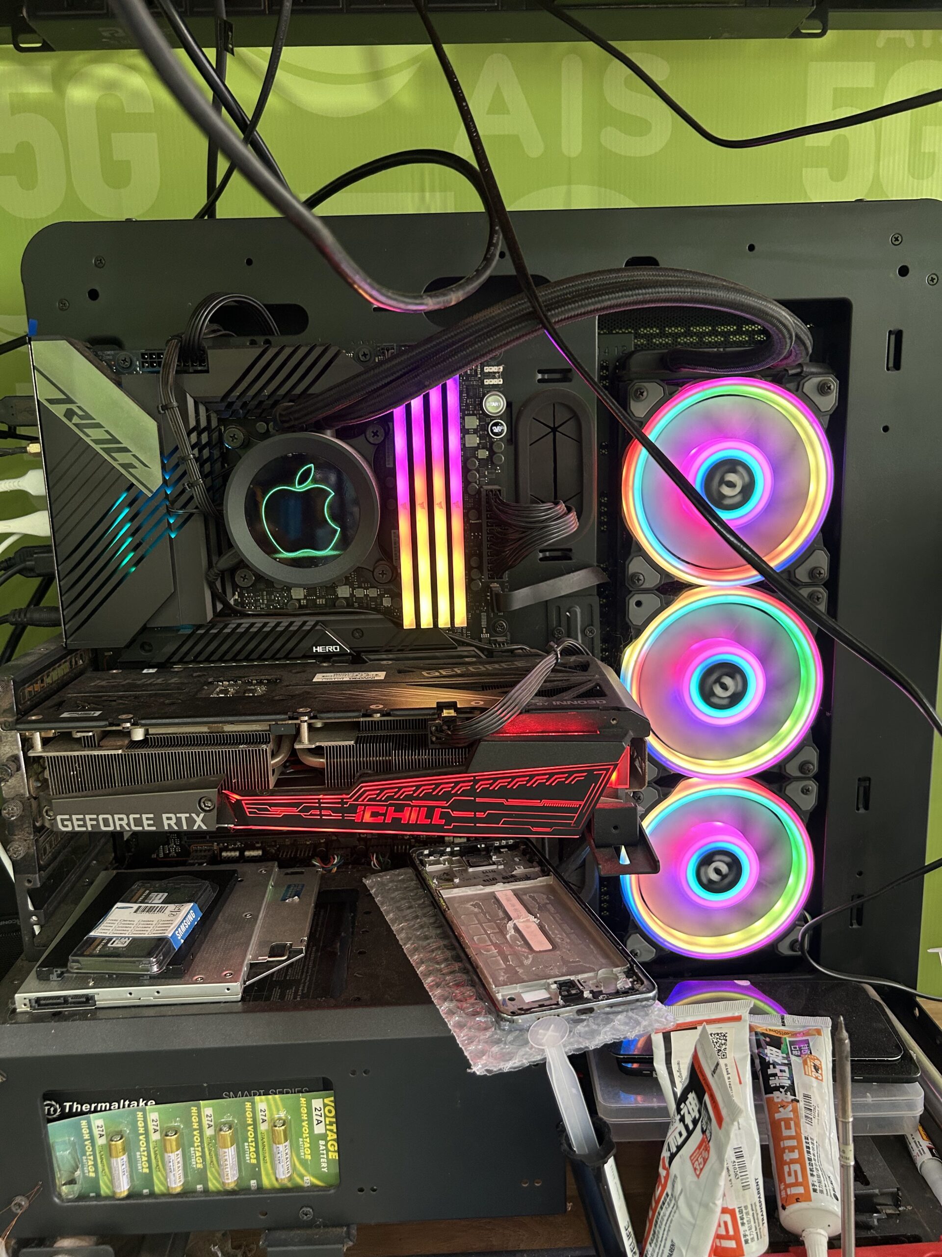 เครื่องคอมพิวเตอร์เกมมิ่งพีซีพร้อมการ์ดจอ GeForce RTX และพัดลม RGB สีสันสดใส