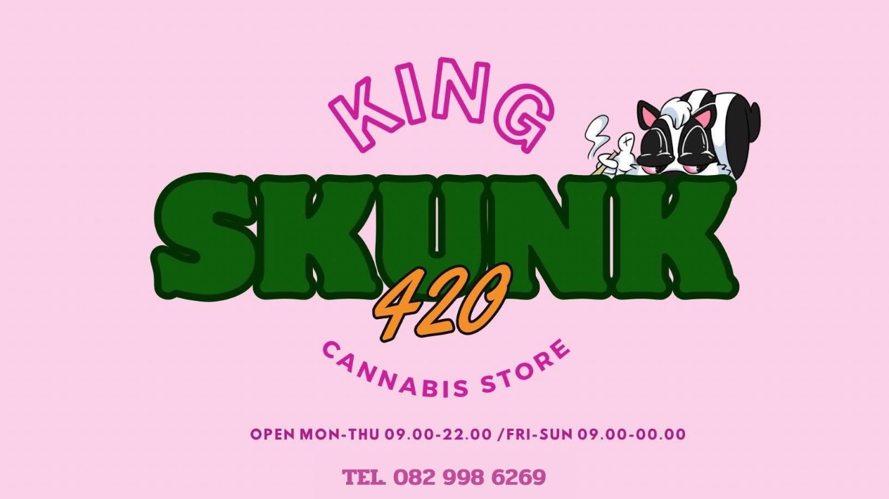 ป้ายโฆษณาร้าน King Skunk 420 Cannabis Store พื้นหลังสีชมพูพร้อมโลโก้สกั๊งค์การ์ตูน เปิดจันทร์-พฤหัส 09.00-22.00 ศุกร์-อาทิตย์ 09.00-00.00 โทร 082 998 6269