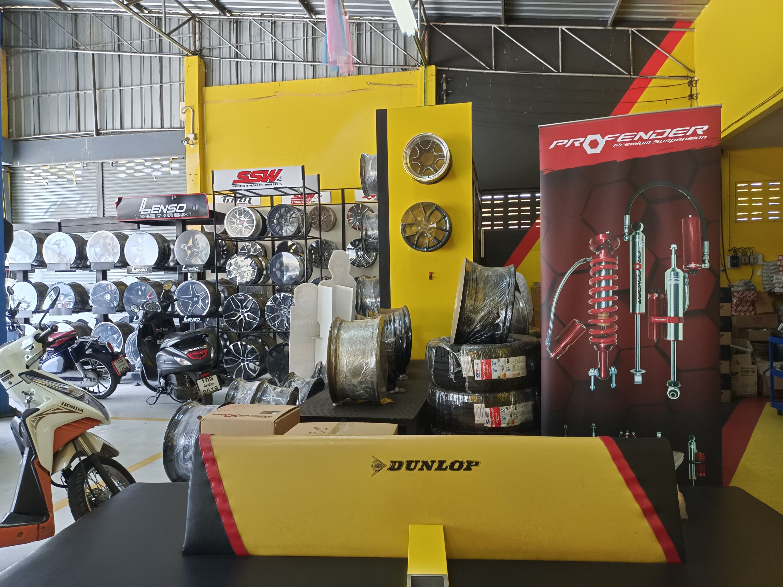 ร้านจำหน่ายล้อแม็กและอะไหล่รถยนต์ มีล้อแม็กหลายรุ่นจาก Lenso, SSW พร้อมโช้คอัพ Profender และยาง Dunlop