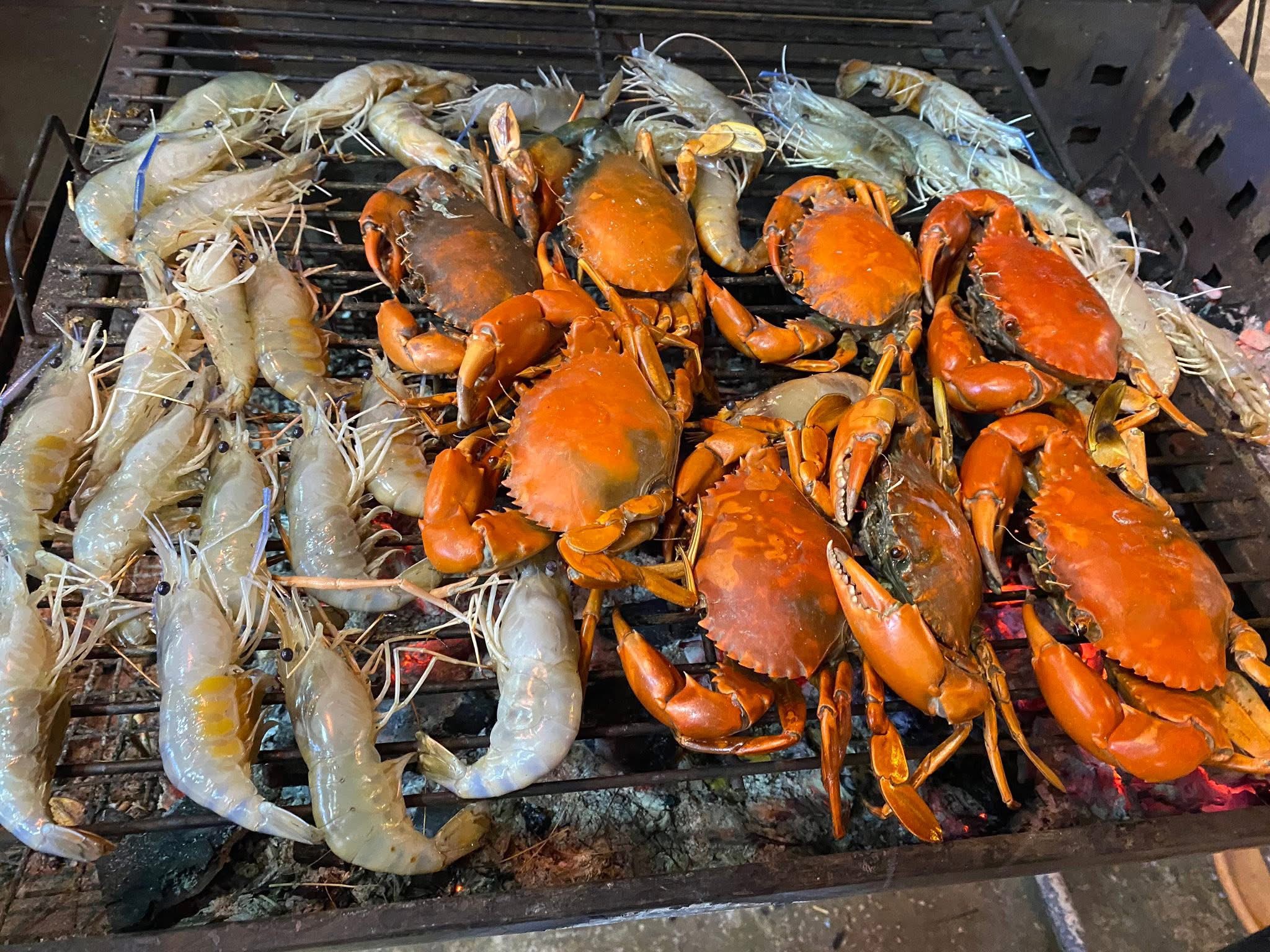 ปูและกุ้งสดย่างบนเตาถ่านร้อน อาหารทะเลสดใหม่พร้อมเสิร์ฟ