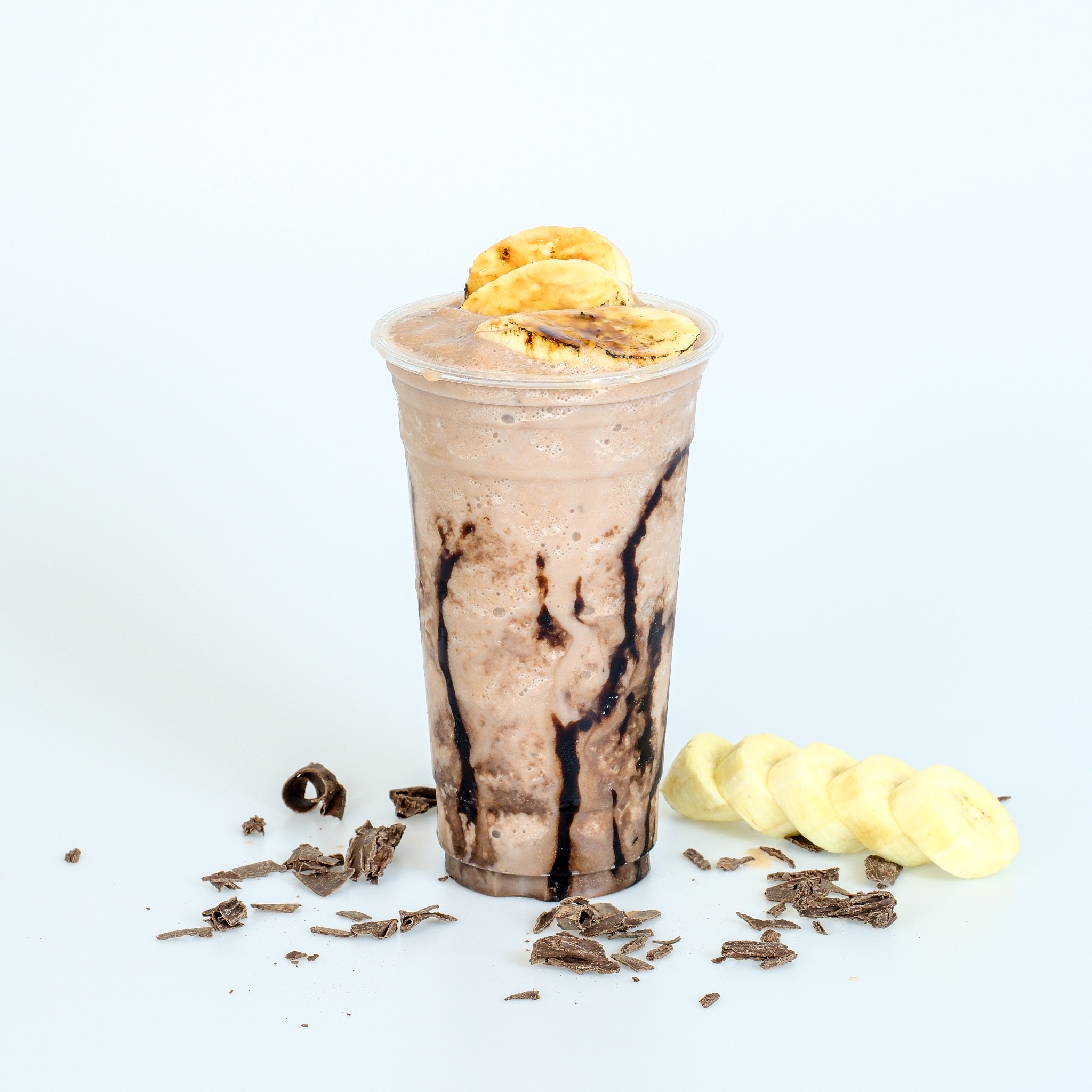 มิลค์เชคช็อกโกแลตกล้วยหอมในแก้วพลาสติก ตกแต่งด้วยกล้วยหอมฝานและช็อกโกแลตโรย