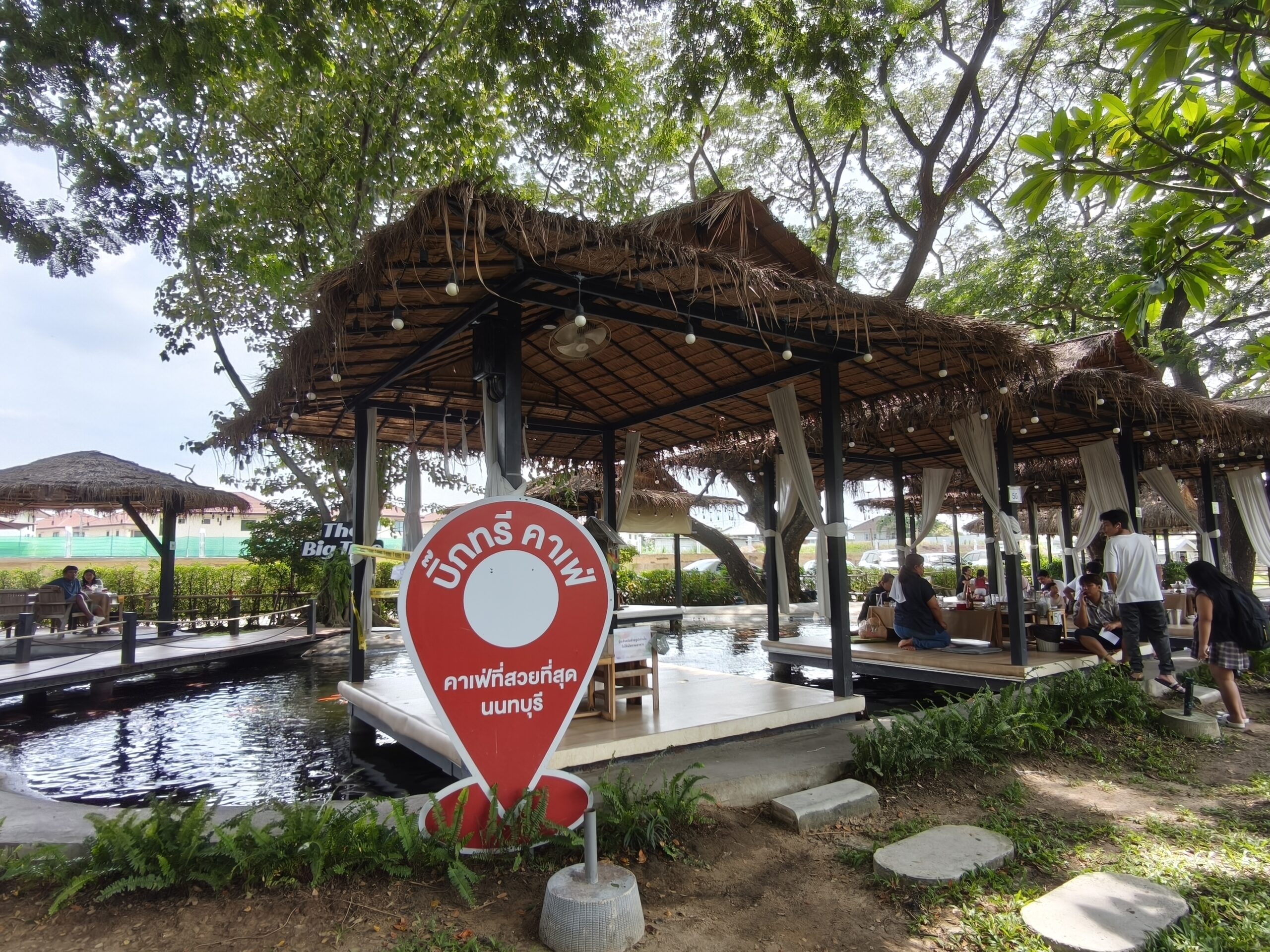 บิ๊กทรี คาเฟ่ นนทบุรี ศาลาหลังคามุงจากริมสระน้ำ บรรยากาศร่มรื่นใต้ต้นไม้ใหญ่ คาเฟ่ที่สวยที่สุดนนทบุรี