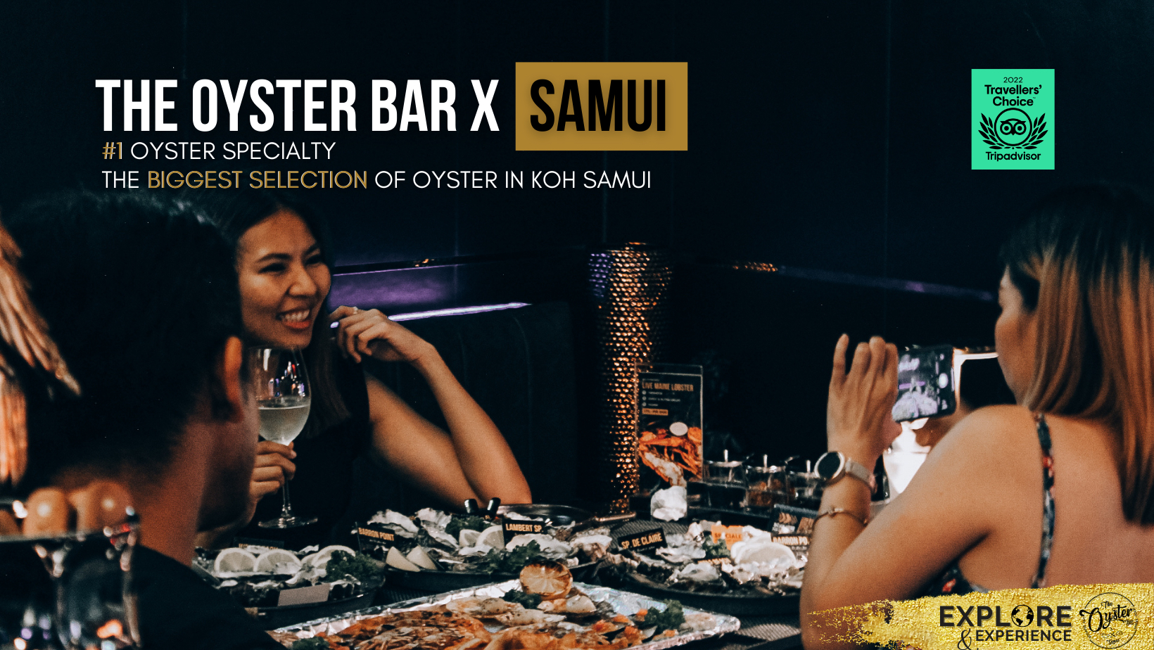 บรรยากาศร้าน The Oyster Bar X Samui ลูกค้ากำลังสนุกสนานรับประทานหอยนางรมพร้อมไวน์ขาว รางวัล Travellers Choice 2022 จาก Tripadvisor