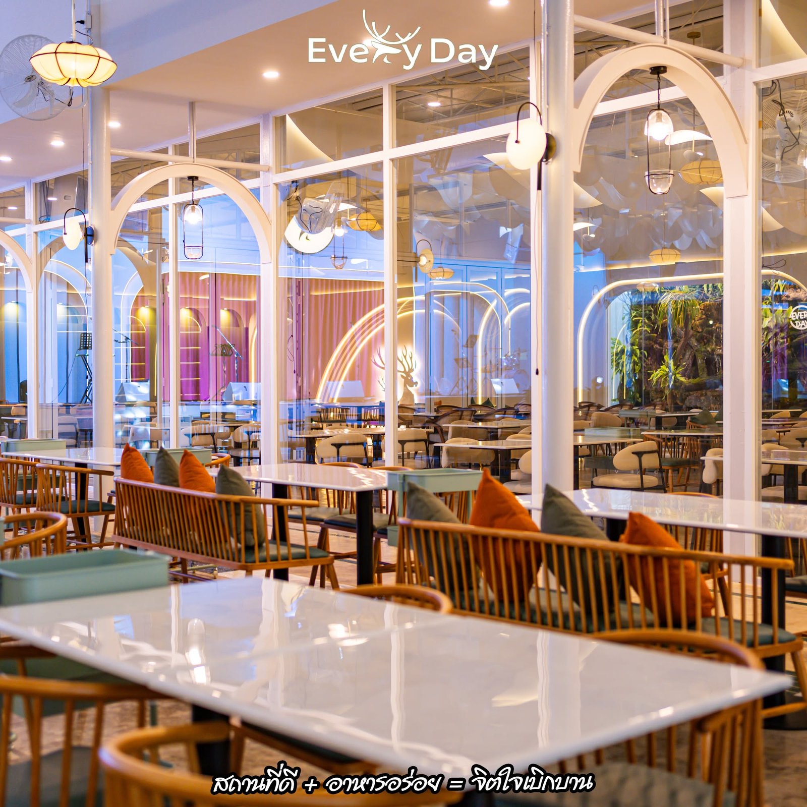 บรรยากาศภายในร้าน Every Day ตกแต่งสไตล์หรูหราด้วยซุ้มโค้งสีขาว โต๊ะหินอ่อน เก้าอี้ไม้พร้อมหมอนสีส้ม และไฟประดับสวยงาม